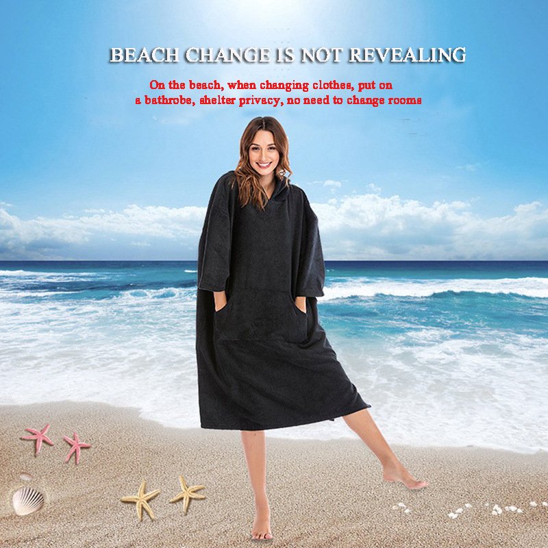 Bambini che usano il poncho da surf in spiaggia